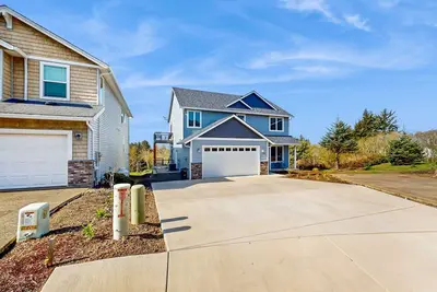 Image de Comfortable home with ocean views with private hot tub deck fireplace WiFi