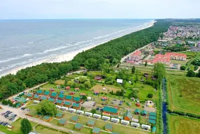 Image de Maisons de plain-pied avec terrasses à proximité de la mer