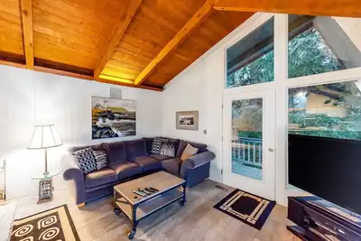 Image de Lakefront house w/ private dock, firepit, and sunset views