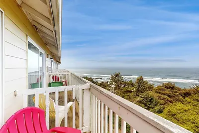 Image de Upper-Level Studio with Balcony, Dog-Friendly and Great Ocean Views