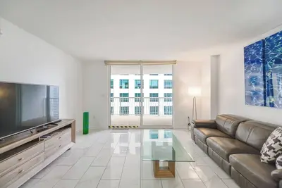 Image de Luxury Bayview Condo | Pool, Gym and Skyline Views