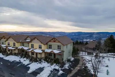 Image de Black Bear 4br/3. 5ba - Steps from lift pvt Hot Tub