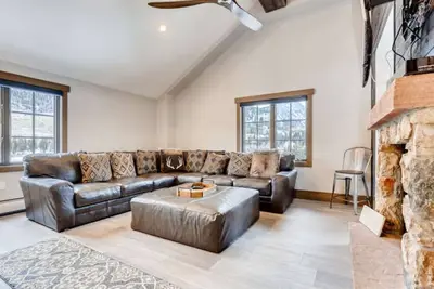 Image de Experience Modern Relaxation & Luxury At Its Best!