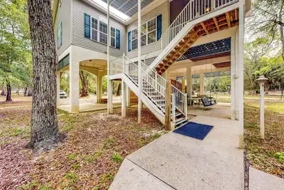 Image de Beautiful, waterfront log Home w/ nature Views