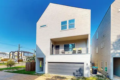Image de 3 Br Home w/ billiards & ping pong, Near Downtown