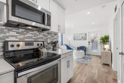 Image de 5 Mins to Brickell & Downtown - 2br + Free Parking, Private Patio, Pets Ok