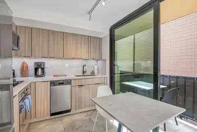 Image de Waikiki Oasis Designer Studio - Full Kitchen - 3 Min Walk to Beach