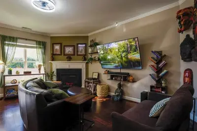 Image de 3br Sleeps 10 w/King Beds, Artful Design & Central