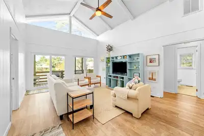 Image de Modern Coastal Escape • Walk to Water • Private Deck • 3br Comfort