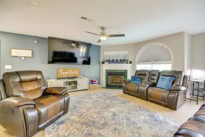 Image de 9 Mi to Uncg & Dtwn: Suburban Family Condo