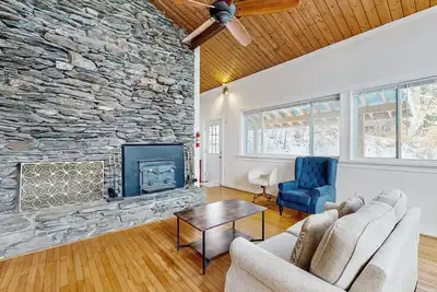 Image de Cozy chalet w/ mountain view, hot tub, deck, outdoor dining, bbq, w/d, wifi