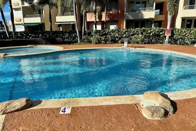 Image de Chic Oasis Combate, 2 bdrm/2. 5 bath, sleeps 6, full A/C, WiFi