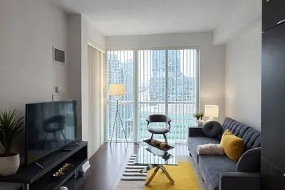 Image de Premium 1br+Den | Downtown Core|Parking included|28 days minimum