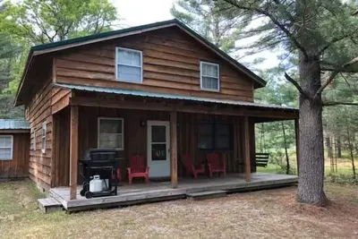 Image de -Northwoods Hideaway- A fabulous 5-bedroom cabin in charming Grayling