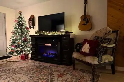 Image de Christmas Getaway - Hot Tub, Fireplaces + 5 Min to Lake - Near Flaming Gorge