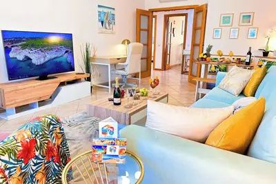 Image de Golden Palm Condo by BeCherish