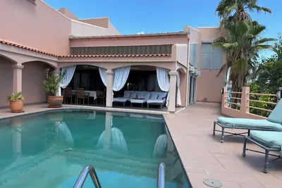 Image de 5br Villa + 2 Poolside Studios, Pool & Little Bay Views