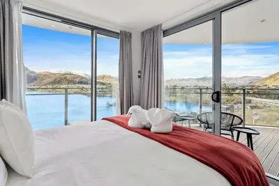 Image de Sunlit Serenity, Lakefront Apartment