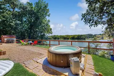 Image de Dog-Friendly 1br House w/ Lake Views!