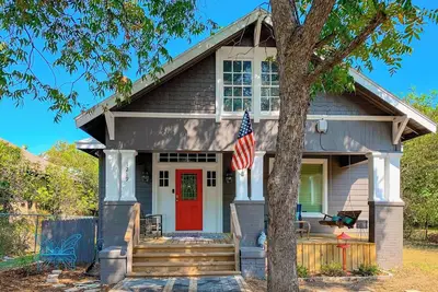 Image de 3br Whimsical Home in a Great Location w/ Porch