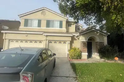 Image de Marvelous 6-bedroom house with Ac in tranquil Stockton