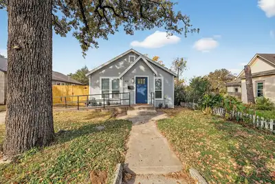 Image de Walk to stadium! Cozy 2br house in historic Old Town Arlington