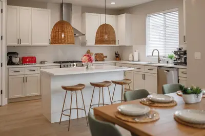 Image de Evergreen Dream-massage chair, Ev, 5tvs, 3 king bed