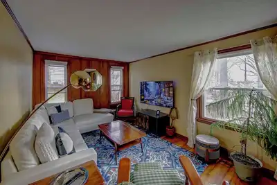 Image de Lehr Court Cottage – 2nd Floor 2br