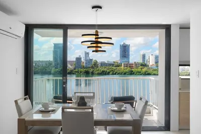 Image de Condado: 3 min walk to Beach, Rare Lagoon Balcony