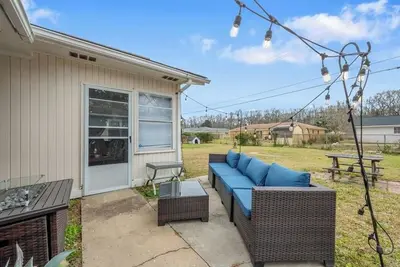Image de Spacious Backyard • Alfresco Dining • Pet Friendly