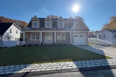 Image de Brand New 2026 Luxury Home, Steps to Private Beach!