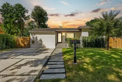 Image de Miami's Hottest Area Blocks From Louis Vouitton, Gucci, and Best Eats in Town.