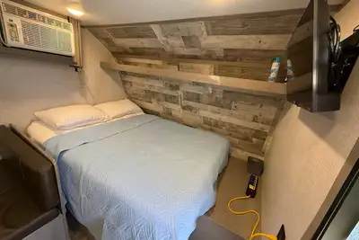 Image de Warm and Cozy Deers Den Rv Camper