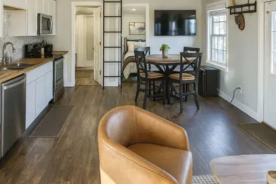 Image de Cozy, lakeside tiny home in Arkansas farm country