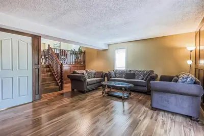 Image de close center st. airport and shopping center single house for big family