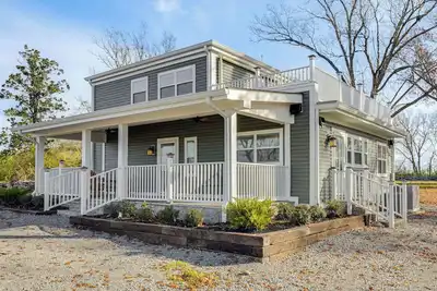 Image de 1 Block to Dtwn Lewisburg! Quiet Home w/ Decks