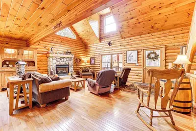 Image de Spacious Log Home w/ 13 Acres, Ponds & Fire Pit!