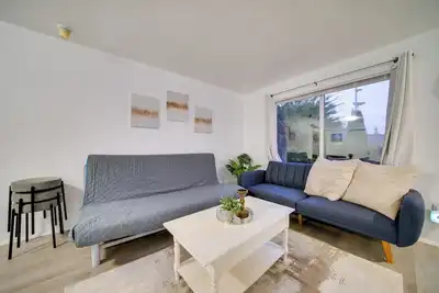 Image de Near Tech Hub & Transit: Central Bellevue Home