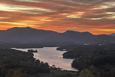 Image de 3br Home w/ Mountain/Lake Views & Hot Tub