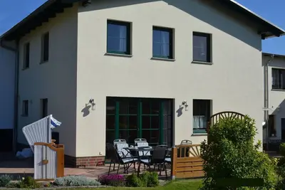 Image de Ferienwohnung Guder - Large vacation apartment, with terrace in Binz, dog is