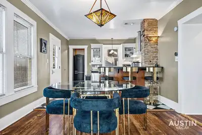 Image de Pet-Friendly East Austin Home w Free Parking & Grill│Walk to 6th & Rainey