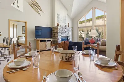 Image de Awesome condo. Pool and hot tub. Walk to gondola.