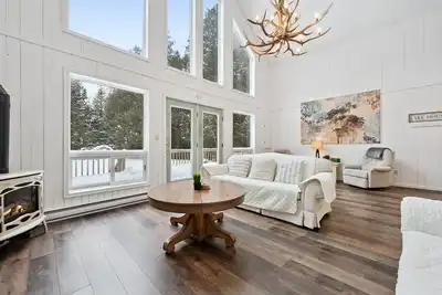 Image de Whispering Dune: A bright, cozy 3-bedroom cottage just a 5-minute walk to Singing Sands Beach. Enjoy open-concept living, outdoor fire pit, Bbq, and peaceful surroundings. Perfect for families, friends, and one well-behaved pet.