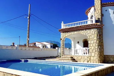 Image de Villa en Centre-ville avec Piscine Privée, Proche Plage