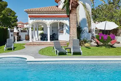 Image de Villa Familiale avec Piscine Privée et WiFi