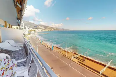 Image de Joli 2p climatisé avec terrasse face à la mer près du centre