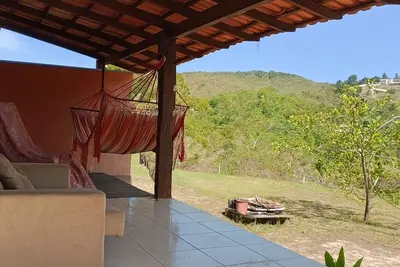 Image de A house in the valley, by the river, immersed in nature.