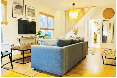 Image de Hip & Historic downtown Vancouver bungalow