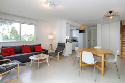 Image de Spacious 3-Br Apartment, Terrace&Parking –Walk to Vannes Old Town & Near Beaches