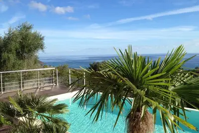 Image de Villa d'architecte avec vue mer et piscine à débordement